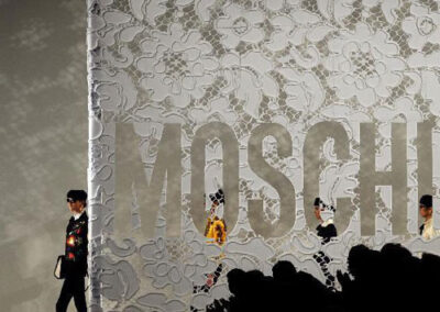 sfilata moschino logo ricamo 2010 11