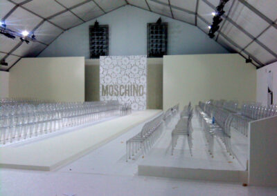 allestimento sfilata moschino logo ricamo 2010 12