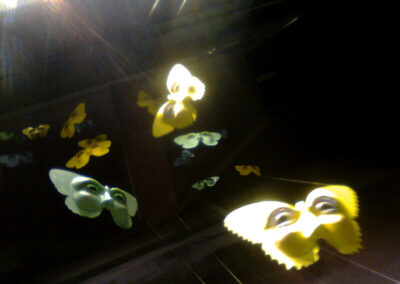 6 scenografia con maschere farfalla